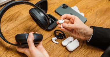 Kadın, yeni Apple Bilgisayar Airpods Pro 'sunu açıyor.