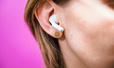 Meditasyon yapan kadın Apple Bilgisayar Airpods Pro müziğine daldı