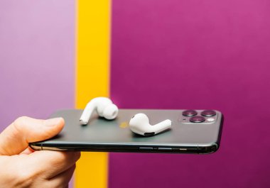 Kadın elleri yeni Apple Bilgisayarlı Airpod 'lar Pro kulaklıklar