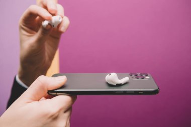 iPhone 11 'i Apple Airpod Pro' da tutuyor.