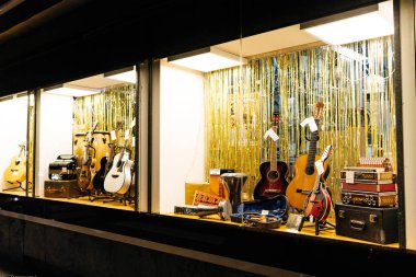 Piyano gitar satan büyük bir müzikal mağazası.