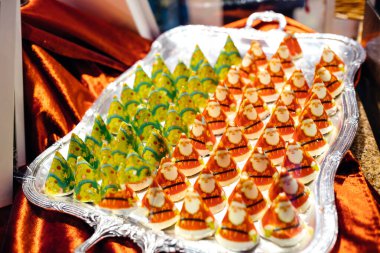 Geleneksel Noel Baba Noel Baba koni şeklinde satılık.