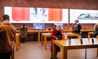 Apple Store 'daki insanlar son iPhone' a hayran.