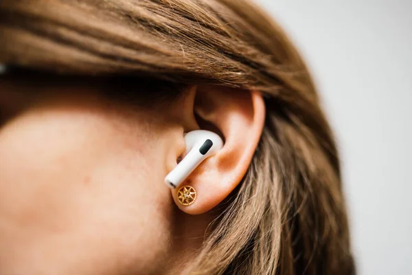 Ludzie Apple Komputery Airpods Pro słuchawki — Zdjęcie stockowe