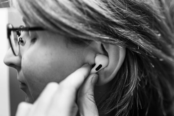 Люди Apple Computer AirPods Pro наушники
