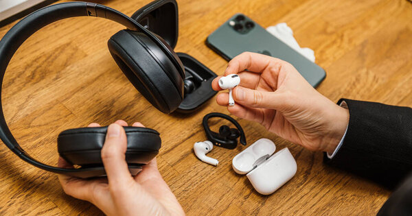 женщина руки распаковывает новые Apple Computers AirPods Pro
