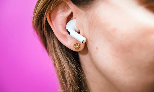 Meditasyon yapan kadın Apple Bilgisayar Airpods Pro müziğine daldı — Stok fotoğraf