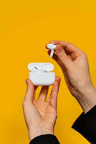 Жінка новий комп'ютер Apple Airpods Pro навушники — стокове фото