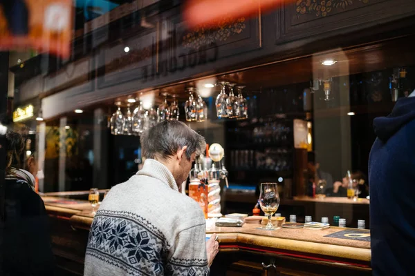 Volwassen man aan de bar balie met leeg Frans Fisher bier — Stockfoto