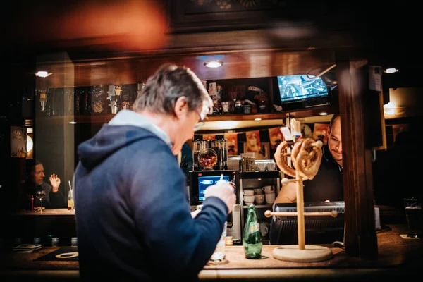 Dorosły mężczyzna przy barze pijący świeży koktajl — Zdjęcie stockowe