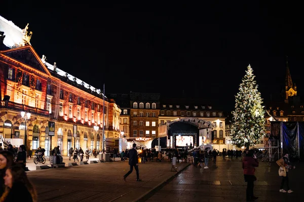 Place Kleber at night with people sightseeing the Christmas tall fir — Stock Photo, Image