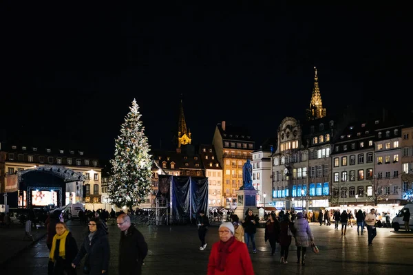 Place Kleber at night admiring the Christmas tall fir tree Notre-Dame Cathedral — Stock Photo, Image