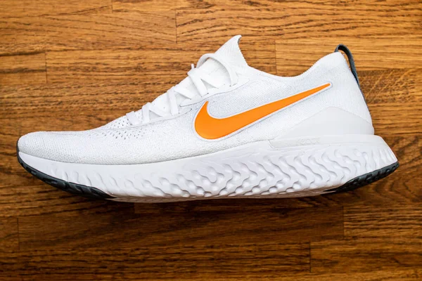 Nový Nike Epic React flyknit běh profesionální obuv — Stock fotografie