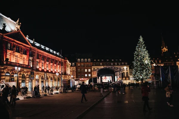 Plaats Kleber 's nachts met mensen sightseeing de Kerst lange spar — Stockfoto