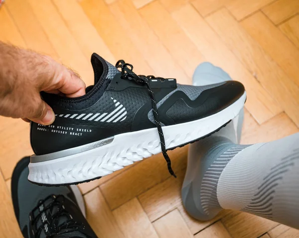 Muž testování Nike model Odyssey React Shield 2 běžecké boty — Stock fotografie