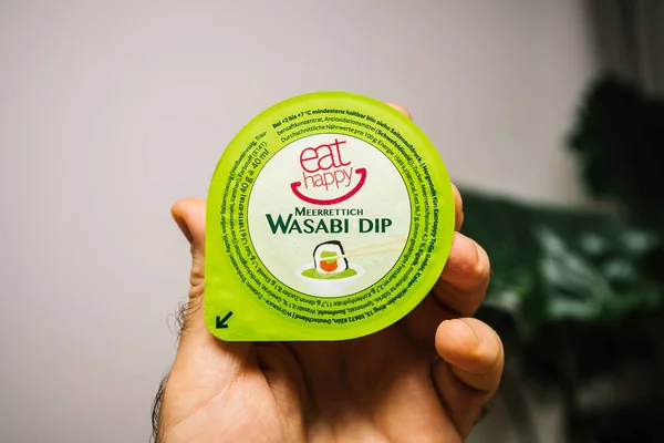 Paquete de mano hombre con inmersión Wasabi — Foto de Stock