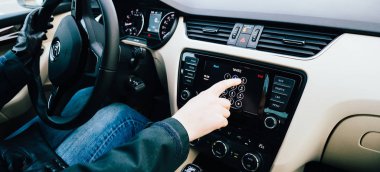 Lüks arabanın içindeki kadının geniş görüntüsü, dahili arama numarası.