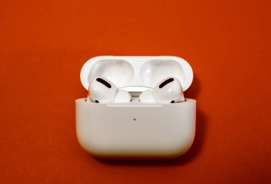 Yeni Apple Bilgisayar Airpod 'ları Pro kulaklıklar