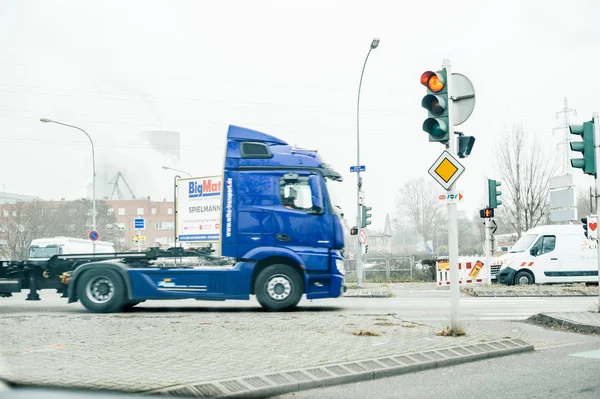 Blauer LKW fährt in der Nähe des Pas-Hafens von Straßburg — Stockfoto