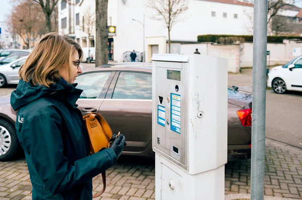 Woman paying for parking at automated machine meter — Stock Photo, Image