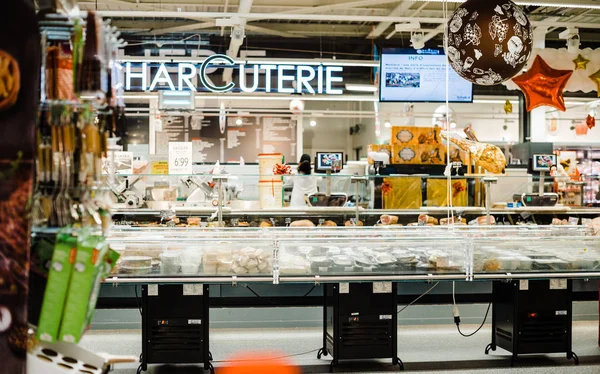 Grandes supermercados franceses Auchan Charcuterie signo — Foto de Stock