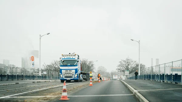 Дорожні роботи у Франції з напівдорогами закриті і вантажівка Volvo — стокове фото