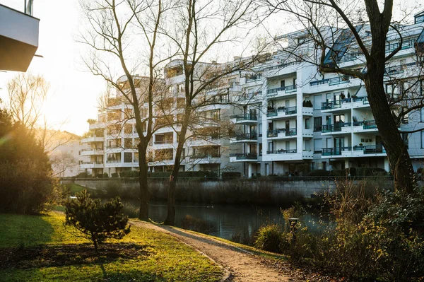 Vista da manhã sobre condomínios edifício de apartamentos lago calmo — Fotografia de Stock