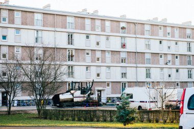 Asphalt Eurovia kaldırım makinesi Hlm 'in önüne park etti