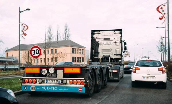 Trafiğin arka görüntüsü ve karavanı olan büyük bir kamyon. — Stok fotoğraf