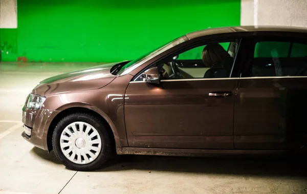 Vista lateral del lujoso coche Skoda Octavia estacionado en el subterráneo vacío — Foto de Stock