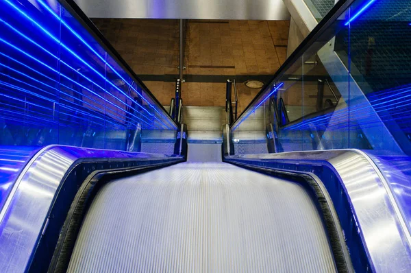 Підземний ескалатор в терміналі Міжнародного аеропорту — стокове фото