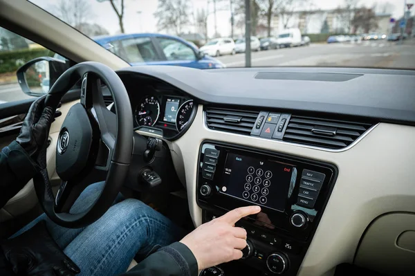 Conducción Interior de coche de lujo con sistema Apple CarPlay —  Fotos de Stock