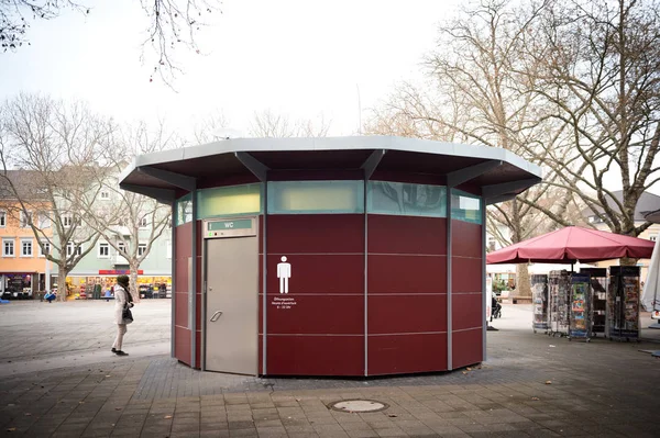 Γυναίκα περιμένει να εισέλθει δωρεάν δημόσια δωρεάν τουαλέτα — Φωτογραφία Αρχείου