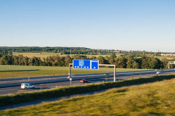 Oskärpa syn på tyska autobahn i Tyskland nära Frankfurt — Stockfoto