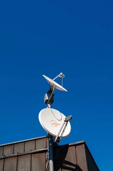 Дві супутникові телекомунікаційні тарілки Сатани Катрейн на даху. — стокове фото