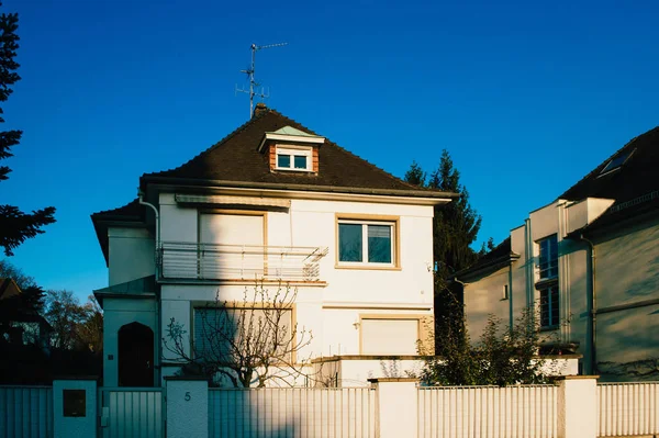 Vue depuis la rue d'une maison typiquement française dans un quartier calme — Photo