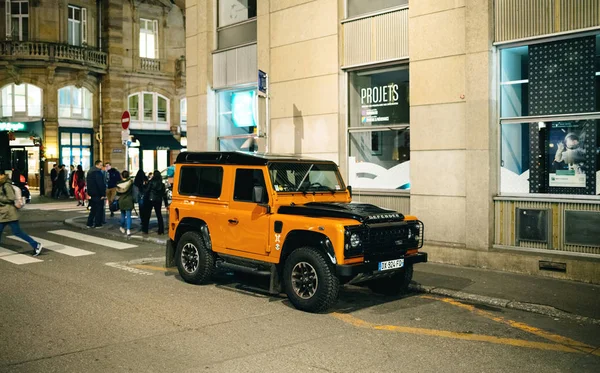 Lujo de color naranja Range Rover Defender SUV — Foto de Stock