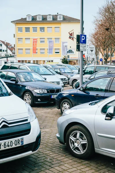 Grand parking dans le centre de la ville allemande — Photo