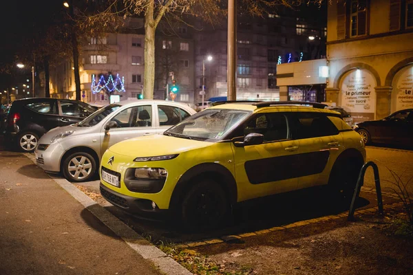 Κίτρινο αυτοκίνητο Citroen Cactus σταθμευμένο στη γαλλική οδό — Φωτογραφία Αρχείου