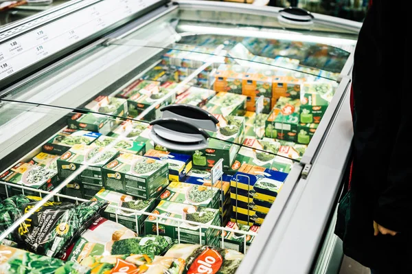 Supermercado Edeka compras para las verduras congeladas — Foto de Stock
