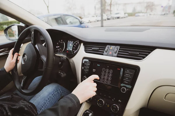 Frau im Luxusauto-Interieur mit Apple-Carplay — Stockfoto