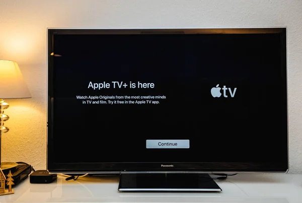 Запуск видео по требованию сервиса веб-телевидения Apple Computers — стоковое фото