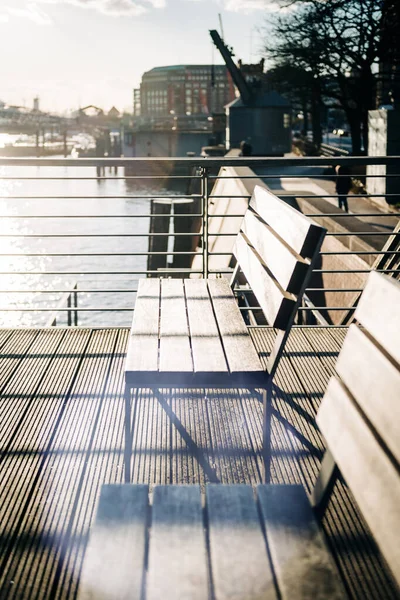 Vista lateral de cadeiras de móveis urbanos em Hamburgo — Fotografia de Stock