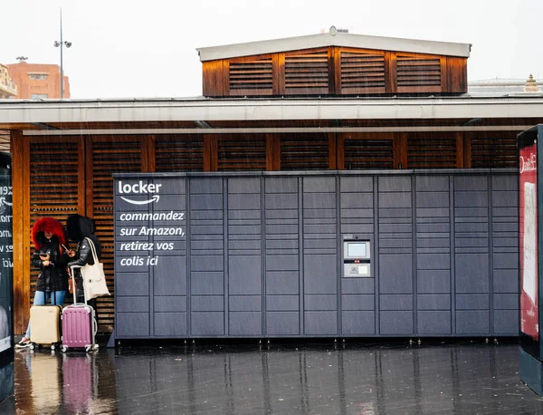 Gare de Nice tågstation med Amazon Locker i bakgrunden — Stockfoto
