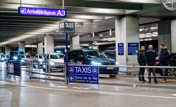 Rangée de taxis automobiles et leurs chauffeurs en attente devant l'aéroport de Nice — Photo