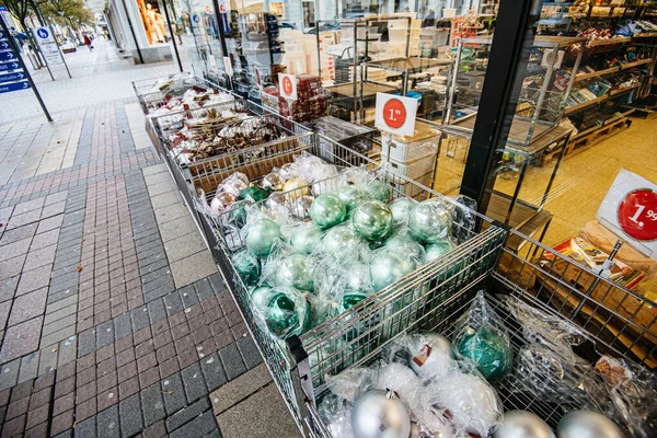Vacaciones Navidad tema al aire libre la tienda Woolworths en Alemania — Foto de Stock
