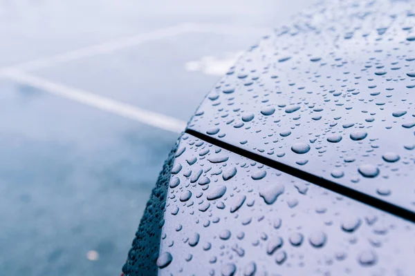 Meervoudige waterdruppels op auto nieuwe metallic verf — Stockfoto