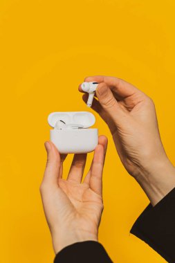 Yeni kadın Apple Bilgisayarları Airpod 'lar Pro kulaklıklar