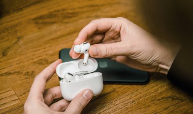 Erkek eller yeni Apple Bilgisayar Airpod 'larını açıyor Pro