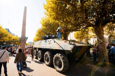 İnsanlar Zırhlı Piyade Savaş Aracı 'na hayran.